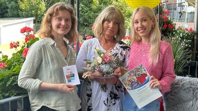 
		Anja Sondermann mit pme Teammitgliedern bei der Preisübergabe zur Kindertagespflegeperson des Jahres 2025
	